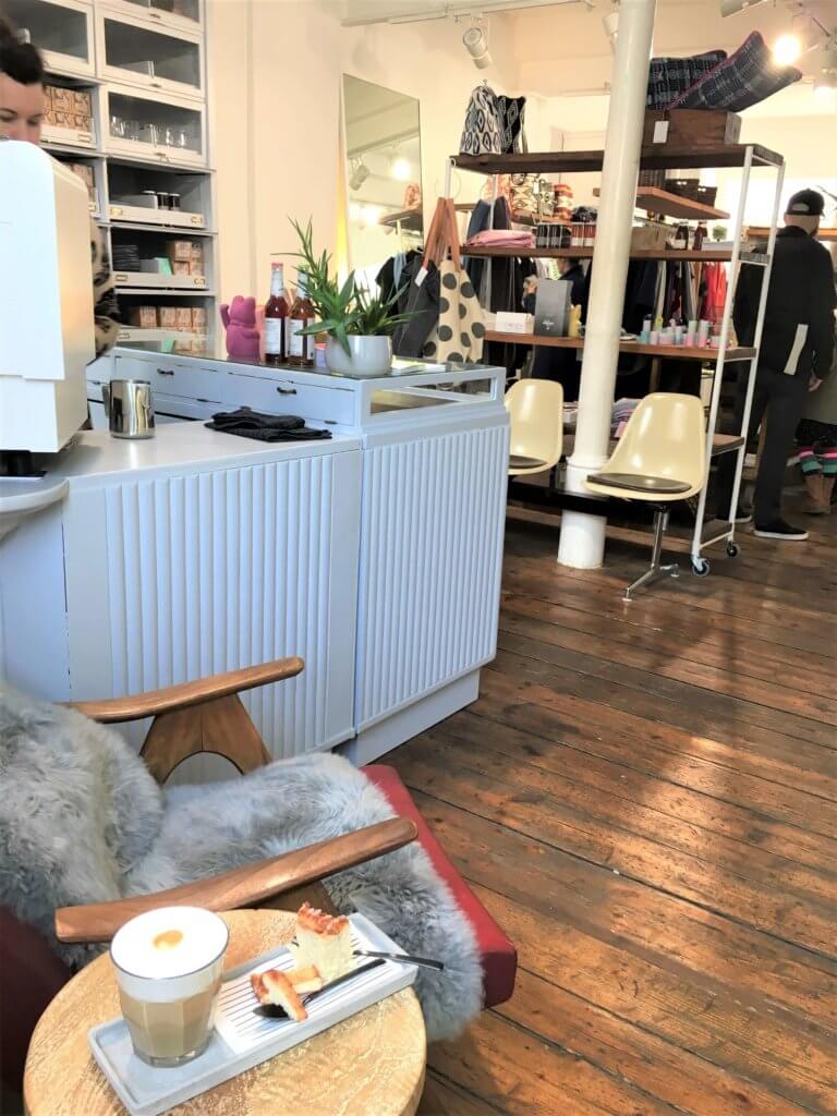 Best home made cinnamon rolls in town at rocket store Munich (Photo: Heike Blank)