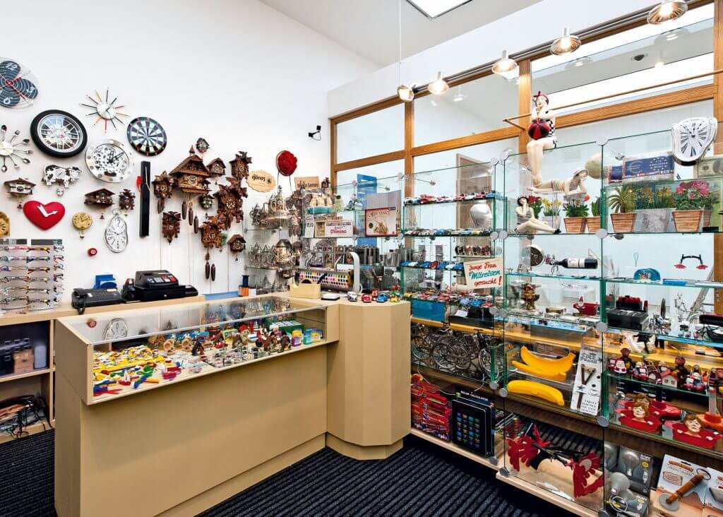 Store Art Hans-Peter Feldmann, Laden (Interior), 1975 –2015; Städtische Galerie im Lenbachhaus und Kunstbau München; © VG Bild-Kunst, Bonn 2017 / Photo: Städtische Galerie im Lenbachhaus und Kunstbau München