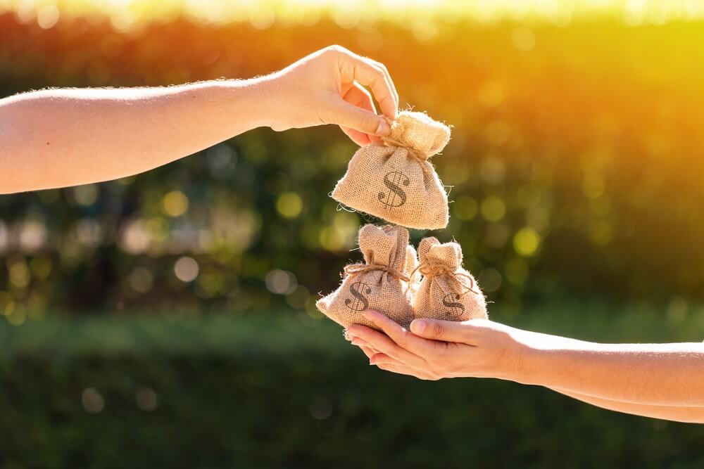 Customer service pay day (Photo: Shutterstock)