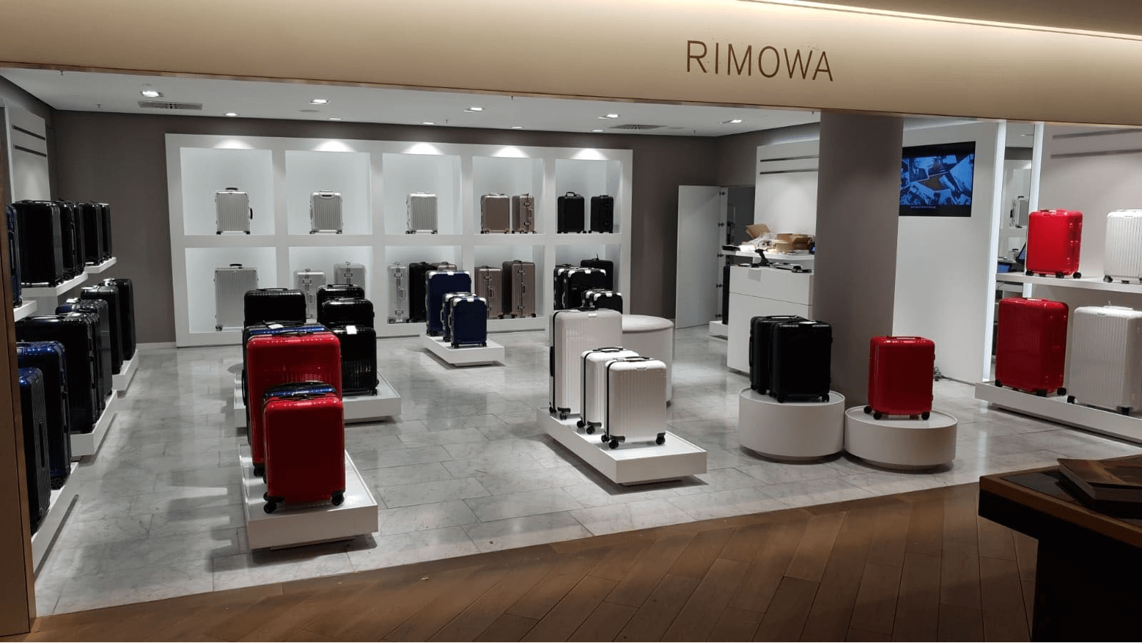 direct to consumer Rimowa