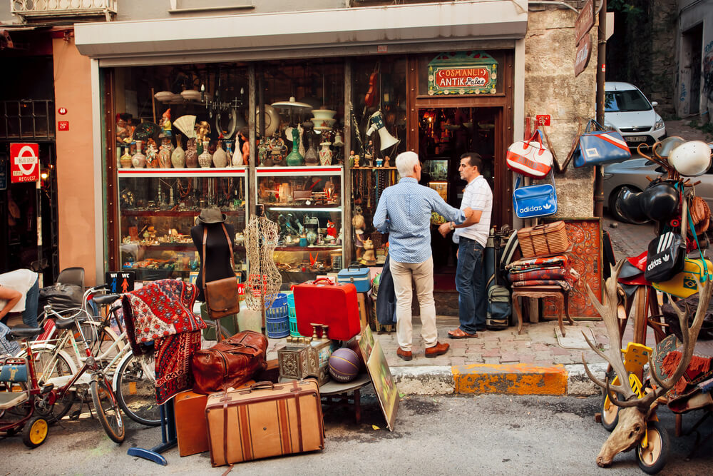 Turkish vintage store customer service (Photo: Radiokafka Shutterstock)
